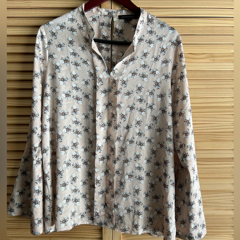 Banana Republic Long Bell Sleeve Blouse. Pink/Peach Flowy Floral Size Medium - Picture 2 of 11